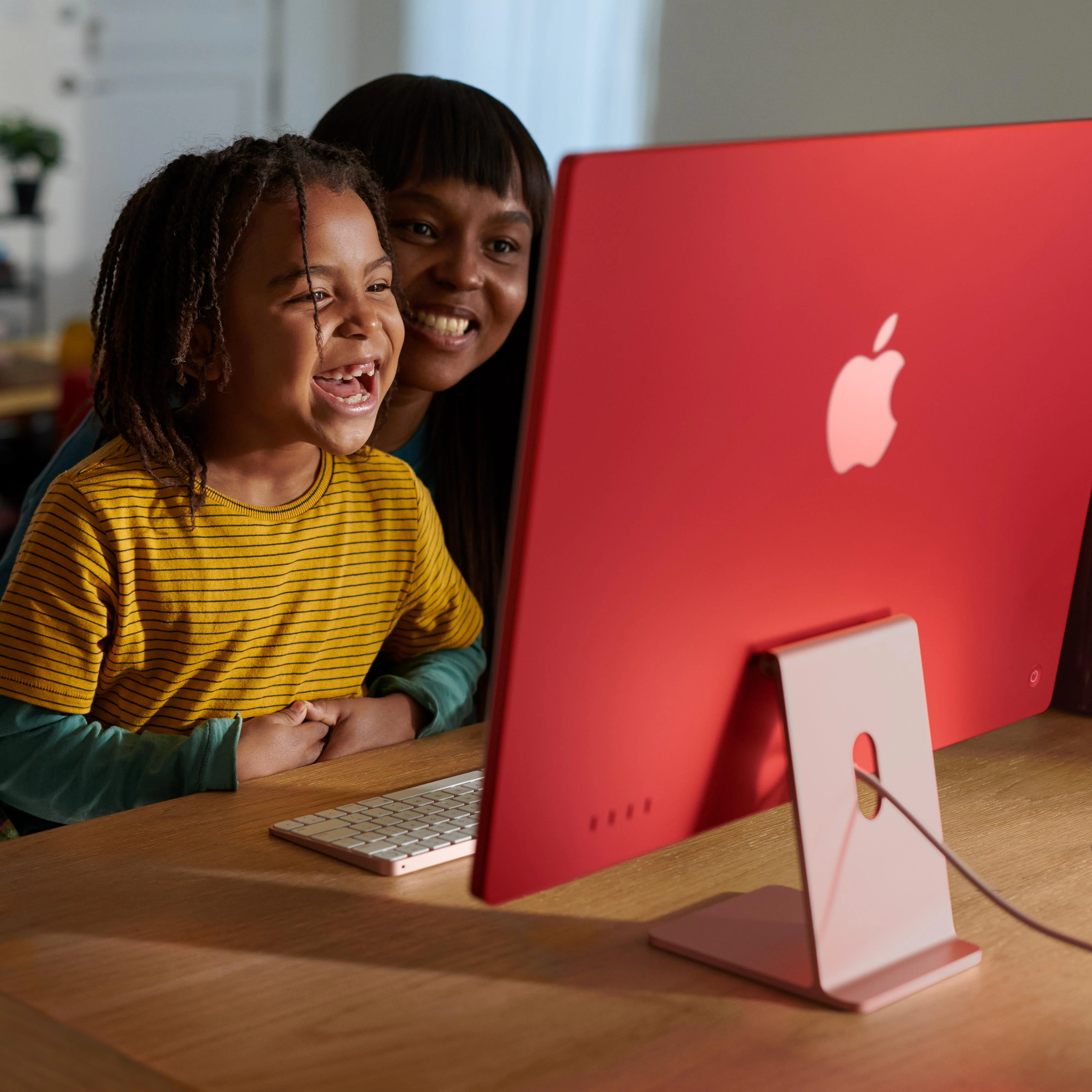 24-inch iMac with Retina 4.5K display: Apple M3 chip with 8?core CPU and 10?core GPU, 256GB SSD - Blue - Image 6