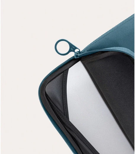 Tucano Neoprene Top Sleeve for MacBook 13" - Blue - Image 4