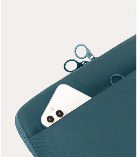Tucano Neoprene Top Sleeve for MacBook 13" - Blue - Image 6